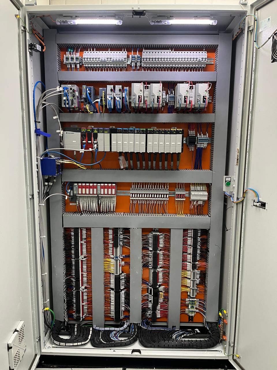 Montagem real de painel elétrico industrial da IRIS
